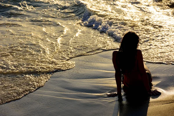 Mädchen sitzt auf dem Sand — Stockfoto