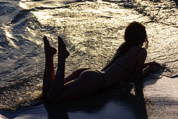 砂の上に横たわる少女 — ストック写真