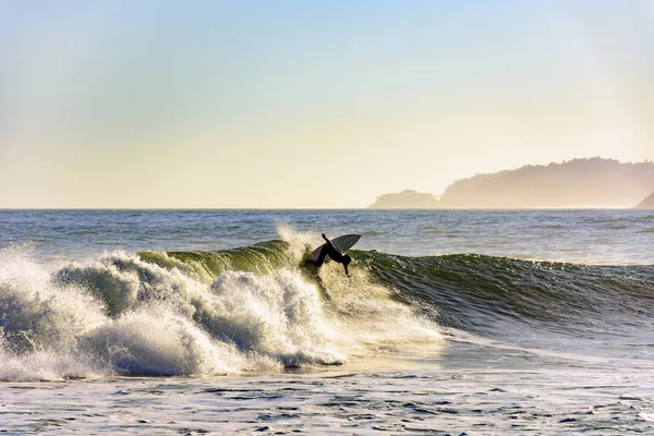 Surfer alleen op het strand — Stockfoto
