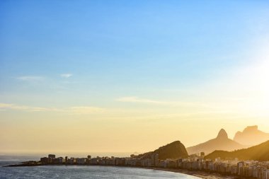 Gün batımı sırasında Rio de Janeiro, Copacabana plaj manzarası