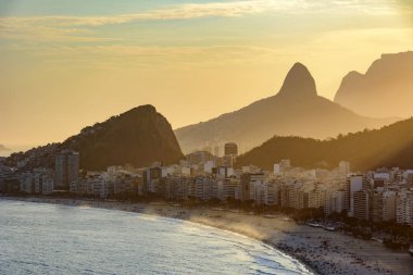 Copacabana binalar arasında altın günbatımı
