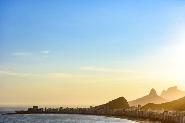 Пляж Копакабана в Рио-де-Жанейро во время заката — стоковое фото