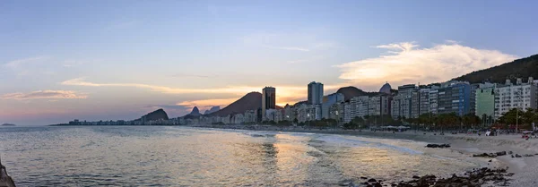 Fotos panorâmicas das praias de Leme e Copacabana, no Rio de Janeiro, durante o pôr do sol — Fotografia de Stock