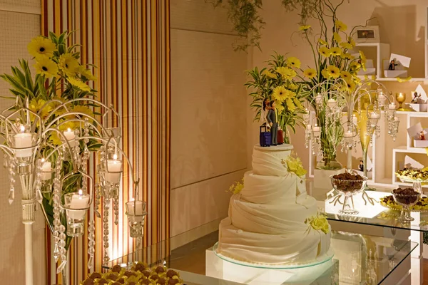 मोमबत्तियों और फूलों और केक के साथ सजावट वाली शादी की मेज — स्टॉक फ़ोटो, इमेज