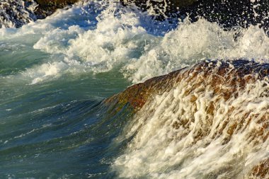 Sıçrama ve su damlaları 
