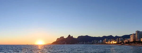 Natt anländer Arpoador stenen, stranden Ipanema — Stockfoto