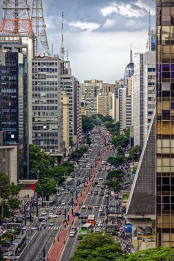 Sao Paulo Paulista avenue bölgesinde yaklaşan yağmur ilan şehrin üzerinde kara bulutlar gökyüzü