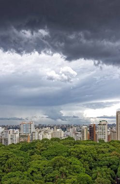 Sao Paulo Paulista avenue bölgesinde yaklaşan yağmur ilan şehrin üzerinde kara bulutlar gökyüzü