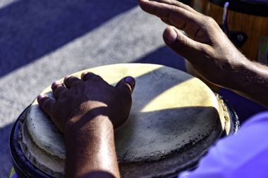 Brezilya karnaval arifesinde afro müzik sunumu sırasında Atabaque oynayan oyuncu davul
