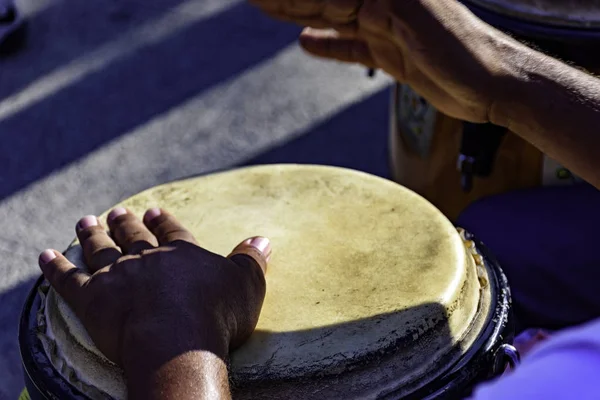 Drum Játékos Atabaque Bemutató Afro Zene Előestéjén Brazil Karnevál Alatt — Stock Fotó