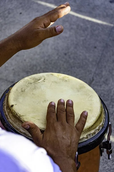 Drum Játékos Atabaque Bemutató Afro Zene Előestéjén Brazil Karnevál Alatt — Stock Fotó