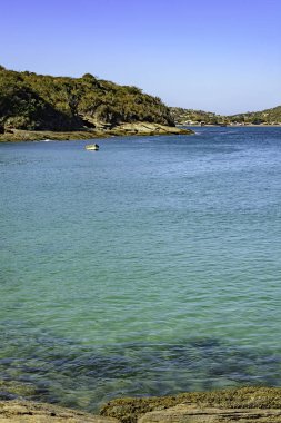 Azedinha paradisiac beach aguar yeşilimsi mavi ve şeffaf ile şehrin Buzios