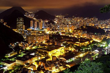 Bir yaz gecesi gece manzarasını şehir ışıkları, tepeler ve gecekondu ile Rio de Janeiro Botafogo mahallenin alev aldı.