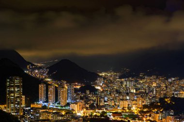 Bir yaz gecesi gece manzarasını şehir ışıkları, tepeler ve gecekondu ile Rio de Janeiro Botafogo mahallenin alev aldı.