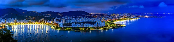 Rio de Janeiro gece ışıklar, tepeler, sokakları, Gaunabara Körfezi ve Santos Dumont Havaalanı ile yukarıda da görüleceği panoramik görüntü