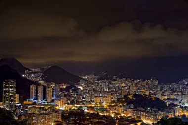 Bir yaz gecesi gece manzarasını şehir ışıkları, tepeler ve gecekondu ile Rio de Janeiro Botafogo mahallenin alev aldı.