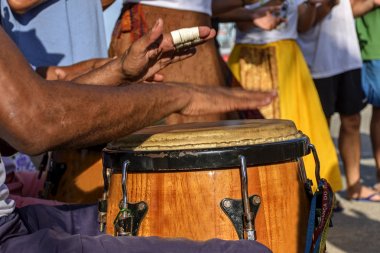 Halk sırasında perküsyoncu oyun atabaque samba performans Rio de Janeiro sokaklarında