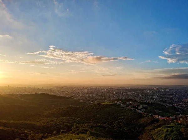 从城市的顶部 Curral 山的夕阳下 它的山丘 山谷和建筑物的顶端 — 图库照片