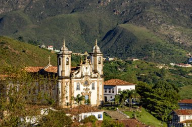 Bir çeşitli kiliseler ve Barok ve sömürge mimarisi, şehir Ouro Preto'daki Minas Gerais'deki / daki arka planda kendi Dağları ile çan kulesinde görünümünü