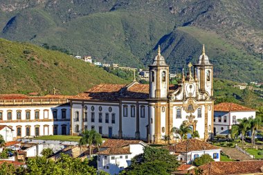 Tarihi Ouro Preto'daki Minas Gerais, Brezilya, ünlü kilise ve eski binalar ile ile şehrin arka plan tepelerde merkezinin Üstten Görünüm