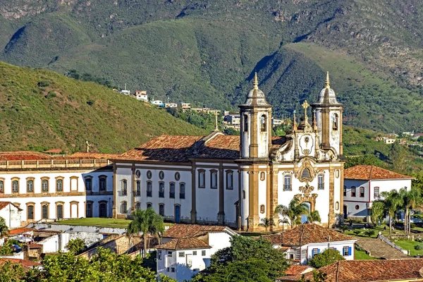 Tarihi Ouro Preto'daki Minas Gerais, Brezilya, ünlü kilise ve eski binalar ile ile şehrin arka plan tepelerde merkezinin Üstten Görünüm