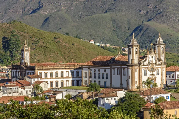 Tarihi Ouro Preto'daki Minas Gerais, Brezilya, ünlü kilise ve eski binalar ile ile şehrin arka plan tepelerde merkezinin Üstten Görünüm