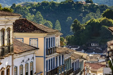 Cephe, eski balkon, çatı ve renkli Ayrıntılar içinde tarihi şehir, Ouro Preto'daki Minas Gerais'deki / daki ile yapılı içinde sömürge mimarisi evler.