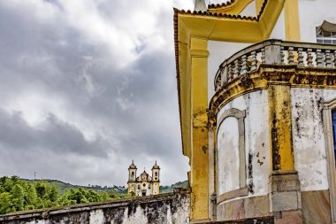 İki eski ve tarihi kilise, şehir, Ouro Preto'daki onların tepelerde ve çeşitlilik eski koloni tarzı şehirde mevcut kiliselerini gösteren farklı uçaklarda