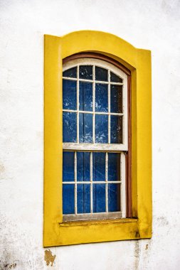 Eski pencere Ouro Preto'daki şehir, Minas Grerais, Brezilya'da sarı çerçeve ile sömürge tarzı ahşap yapılmış