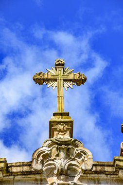 Barok tarzı haç üstünde tepe-in antik ve tarihi kilise Minas Gerais Ouro Preto'daki şehir