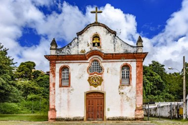 Tarihi kilise yüksek birinde birkaç dağlar bitki örtüsü ve arka planda karanlık bulutlar Ouro Preto'daki şehir, yaşlı