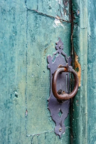 Oude Verouderde Historische Kerkdeur Blauw Groen Hout Stad Van Ouro — Stockfoto