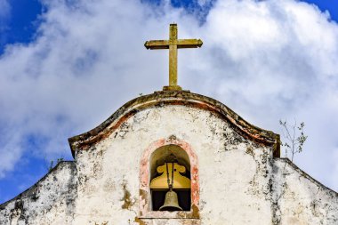 Bell ve haç üstüne Ouro Preto'daki tarihi şehir mavi gökyüzü ile Minas Gerais'deki / daki ve arka planda bulutlar eski Şapeli