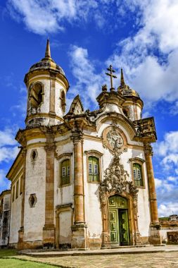 Windows, büyük ahşap kapı, taş kemer, kuleleri ve Barok heykeller ile Sao Francisco de Paula Ouro Preto, Minas Gerais kilisenin cephe