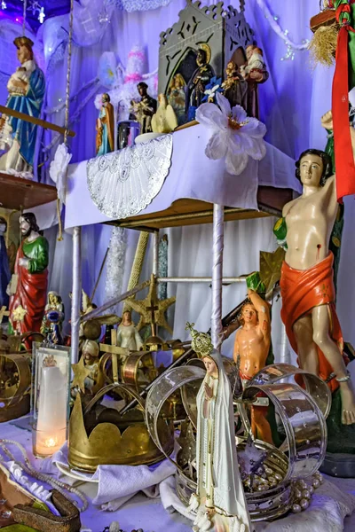 地元の文化や宗教の存在のシンクレティズムのカトリック カンドンブレ ウンバンダの要素を混合ブラジルの宗教的な祭壇 — ストック写真