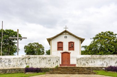 Brezilya 'nın Minhas Gerais eyaletinde küçük ve eski bir kilise ve sömürge mimarisinde haç.