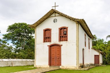 Brezilya 'nın Minhas Gerais eyaletinde küçük ve eski bir kilise ve sömürge mimarisinde haç.