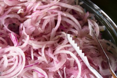 Dilimlenmiş taze mor soğan salatası yenmeye ve yenmeye hazır.