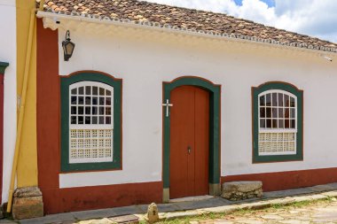 Tiradentes, Minas Gerais 'deki sömürge mimarisinde eski bir evin cephesi