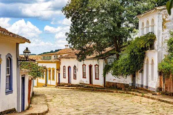 Eski ve tarihi Tiradentes şehrinde kaldırım taşları ve sömürge mimarisi olan bazı evler.