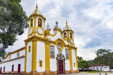 18. yüzyılda ünlü Tiradentes şehrinde barok tarzda inşa edilmiş eski bir kilisenin cephesi, Minas Gerais.