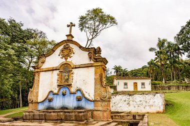 İçme suyunun kaynağı 1749, 18. yüzyılda Minas Gerais 'deki eski ve tarihi Tiradentes şehrinde Barok tarzında inşa edilmiştir..