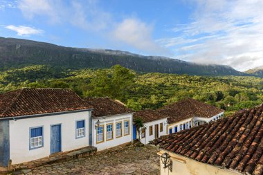 Brezilya 'nın Minas Gerais kentindeki tarihi Tiradentes şehrinin arka planında dağlar olan koloni mimarisinde taş sokaklar ve eski evler