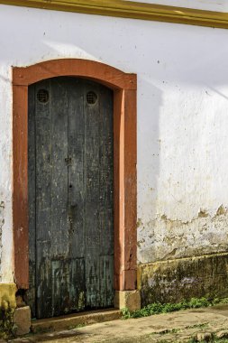 Minas Gerais eyaletinin Tiradentes şehrinde sömürge mimarisi olan eski ahşap bir evin kapısı.