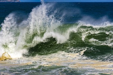 Yazın tropik bir fırtına sırasında Rio de Janeiro sahillerine dalgalar çarpar.
