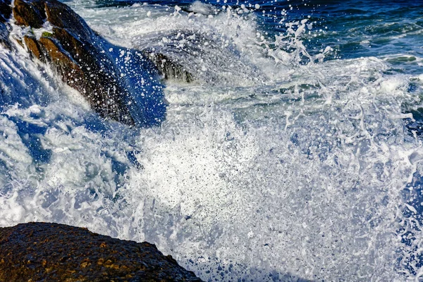 Detail Wave Breaking Stones Foam Water Drops Splash — Stock Photo, Image