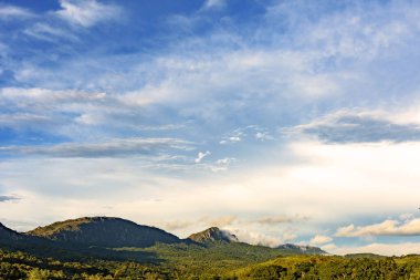 Minas Gerais eyaletinin Tiradentes şehrindeki Sao Jos dağlarındaki dağlar ve ormanlar