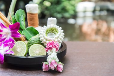 İpek kumaş, yumuşak ve select odak ile alternatif tıp ve gevşeme Thai Spa Tema için topu ve bitkisel maddeler doğal Spa maddeler bitkisel sıkıştırmak 