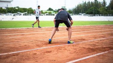 Koşucu ayaklar yolda koşuyor. Kadın fitness silueti, gün doğumu, koşu, sağlık konsepti..