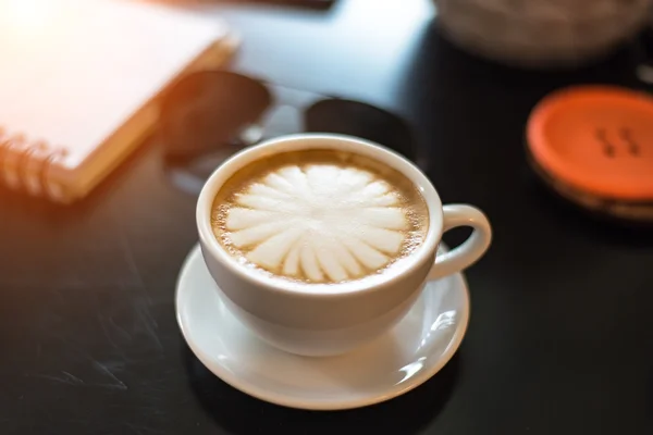 Tasse à café sur table en bois, mise au point douce — Photo